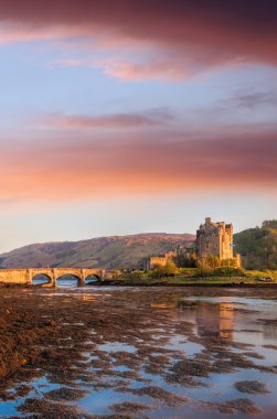 Günbatımı karşı Eilean Donan kale İskoçya Highlands