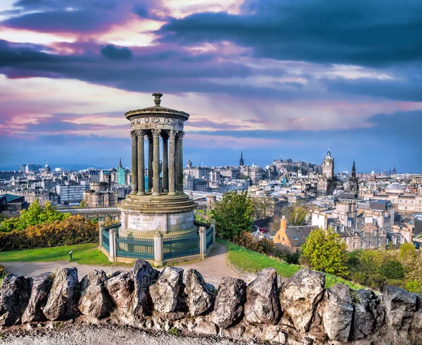 İskoçya'da Calton Hill ile Edinburgh panorama — Stok fotoğraf