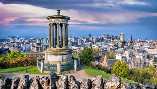 Edinburgh panorama med Calton Hill i Skottland — Stockfoto