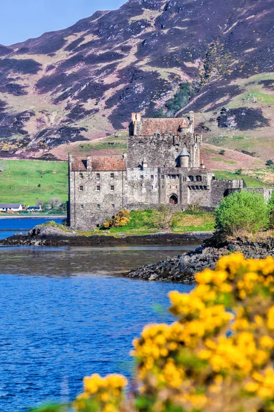Eilean Donan Castle w czasie wiosny w Highlands of Scotland — Zdjęcie stockowe