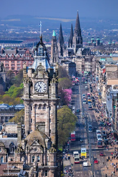 Città vecchia Edimburgo con torre dell'orologio in Scozia — Foto Stock