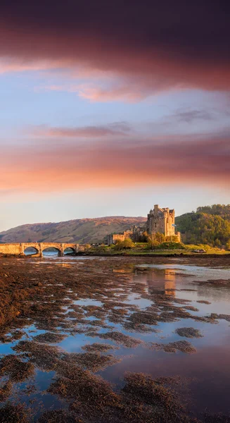 Eilean Donan Castle mot solnedgången i skotska högländerna — Stockfoto