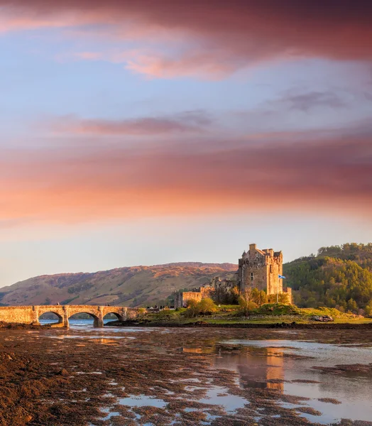 Eilean Donan Castle tegen zonsondergang in Schotse Hooglanden — Stockfoto