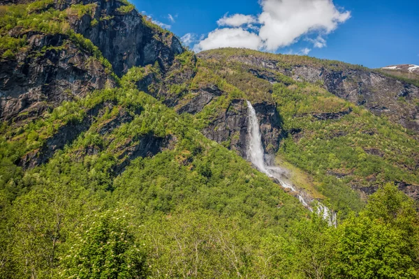 Cascada cerca de la aldea Flam en Noruega — Foto de Stock