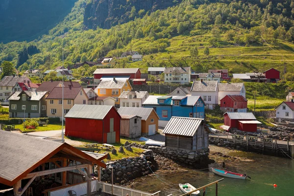 Bellissimo villaggio di pescatori Undredal contro la montagna vicino al Flam in Norvegia — Foto Stock