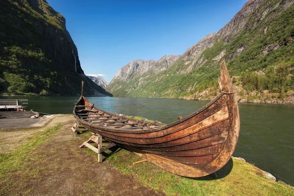 Stará loď viking v Gudvangen vesnici nedaleko Flam, Norsko — Stock fotografie