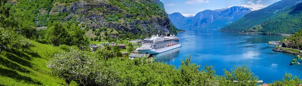 Crucero en el puerto deportivo de Flam, Noruega — Foto de Stock