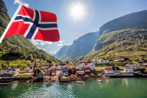 Mooie vissersdorp Undredal tegen berg in de buurt van de Flam in Noorwegen — Stockfoto