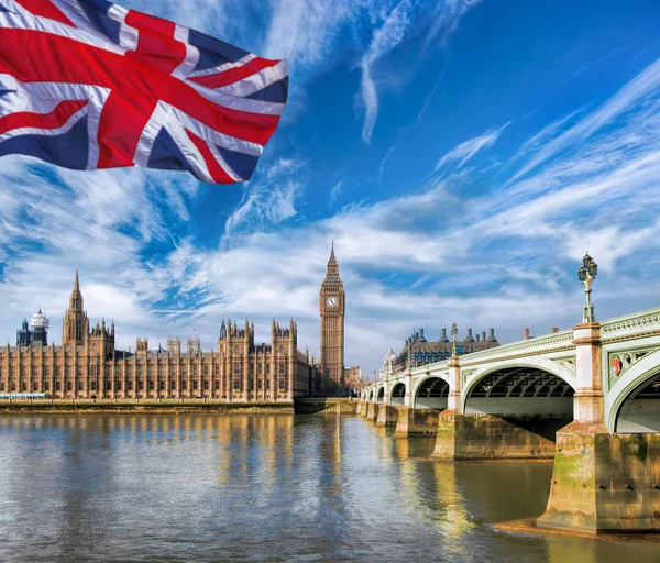 Big Ben con la bandera del Reino Unido en London, UK —  Fotos de Stock