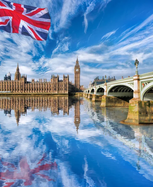 Big Ben med flagga England i London, Uk — Stockfoto