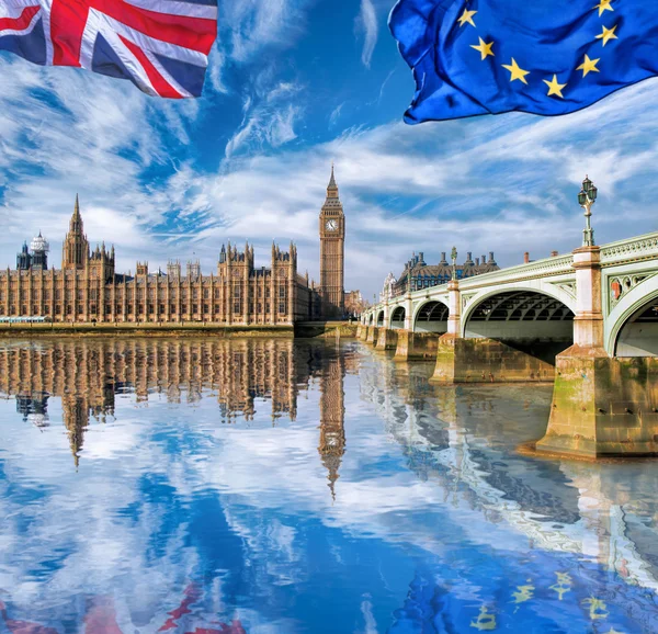 Drapelul Uniunii Europene și al Uniunii Britanice care zboară împotriva Big Ben în Londra, Anglia, Marea Britanie, Rămâi sau pleci, Brexit — Fotografie, imagine de stoc