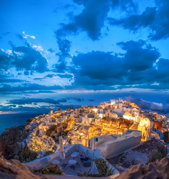 Pueblo de Oia por la noche en la isla de Santorini en Grecia — Foto de Stock