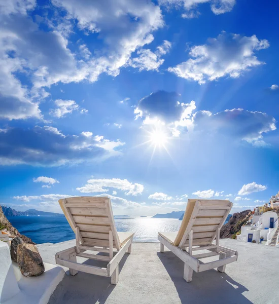 Oia village with sunbeds on Santorini island in Greece — Stock Photo, Image