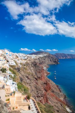 Oia köyü ile yelkenli Santorini Adası Yunanistan