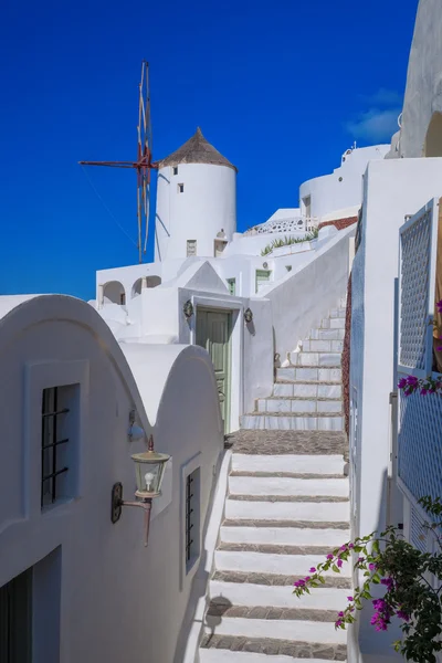 Oia dorp met windmolen op Santorini eiland in Griekenland — Stockfoto