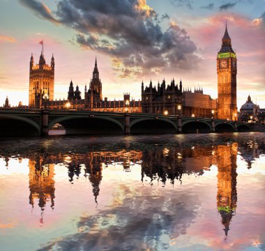Big Ben, Londra, İngiltere ve İngiltere 'de renkli günbatımına karşı.