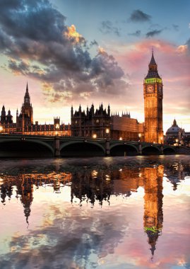 Big Ben, Londra, İngiltere ve İngiltere 'de renkli günbatımına karşı.