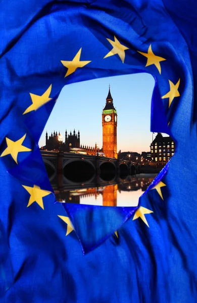 Broken vlajka Evropské unie proti Big Ben v Londýně, Anglie, Velká Británie — Stock fotografie