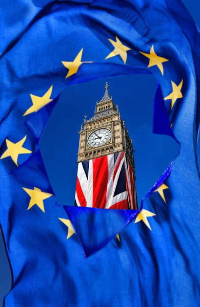 Bandeira quebrada da União Europeia contra Big Ben em Londres, Inglaterra, Reino Unido — Fotografia de Stock