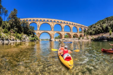 Pont du Gard kürek tekneler ile eski Roma su kemeri Provence, Fransa olduğunu