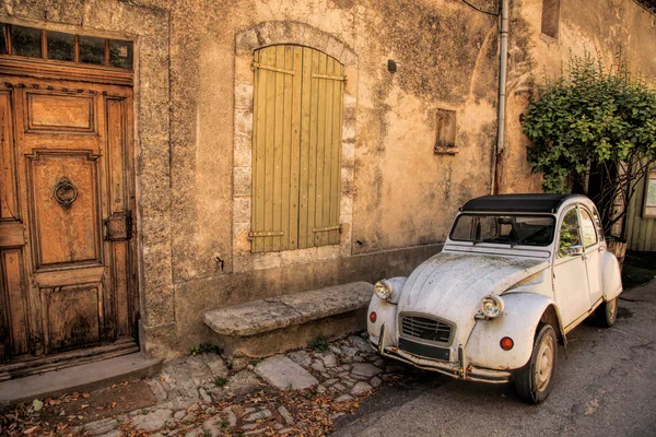 Klassisches französisches Auto auf einer Straße in der Provence, Frankreich — Stockfoto