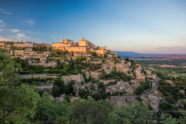 Berömda gamla byn Gordes i Provence mot solnedgången i Frankrike — Stockfoto