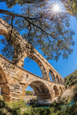 Pont du Gard günbatımı karşı eski Roma su kemeri Provence, Fransa olduğunu