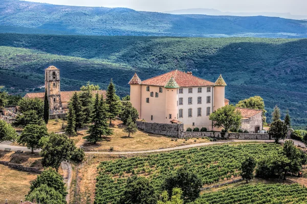 Weergave van Aiguines Tsjechische Renaissance-stijl Chateau met bergen in Provence, Frankrijk — Stockfoto