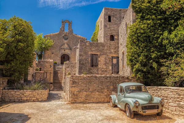 Dorf Saignon mit altem Auto gegen Kirche im Luberon, Provence, Frankreich — Stockfoto