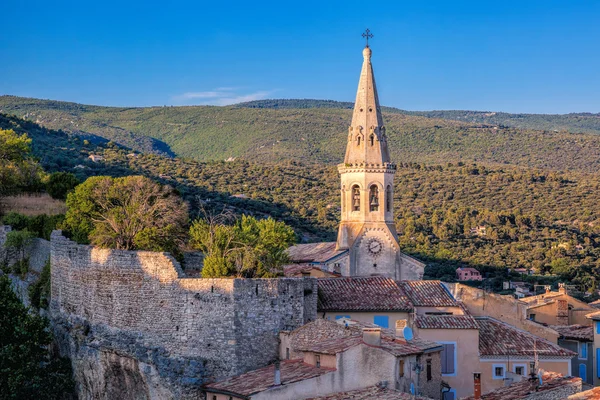 Saint-Saturnin les Apt met kerkklok in Provence, Frankrijk — Stockfoto