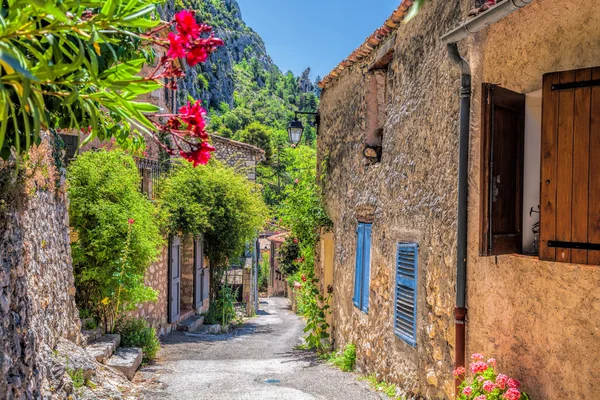 Vesnice Moustiers Sainte Marie s ulicí v Provence, Francie — Stock fotografie