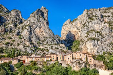 Provence, Fransa kayalarda ile Moustiers Sainte Marie köy