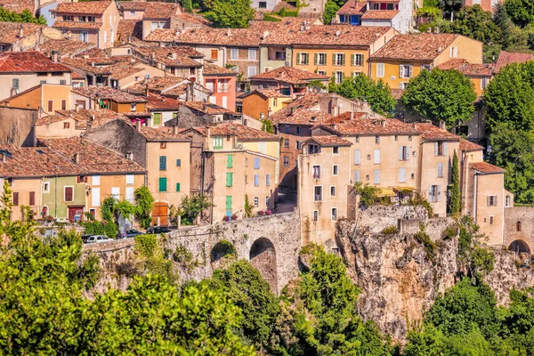 Village de Moustiers Sainte Marie avec rochers en Provence, France — Photo