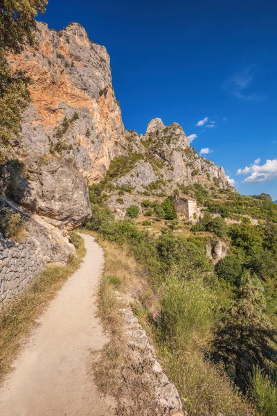 Moustiers Sainte Marie landsby med klipper i Provence, Frankrig - Stock-foto