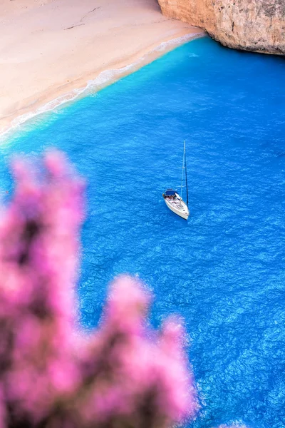 Navagio beach, Yacht, a Zakynthosz sziget, Görögország — Stock Fotó