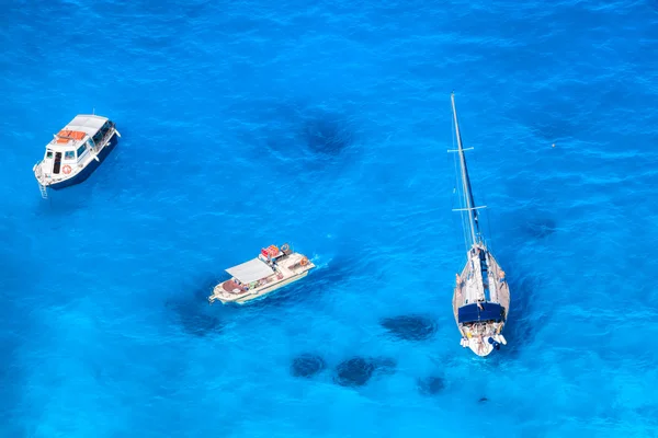 Navagio plage avec des bateaux sur l'île de Zakynthos en Grèce — Photo