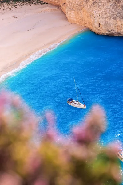 Navagio beach, Yacht, a Zakynthosz sziget, Görögország — Stock Fotó