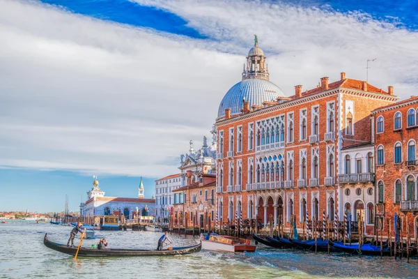 Гранд-канал і базиліки Санта-Марія делла Салюте у Венеції, Італія — стокове фото