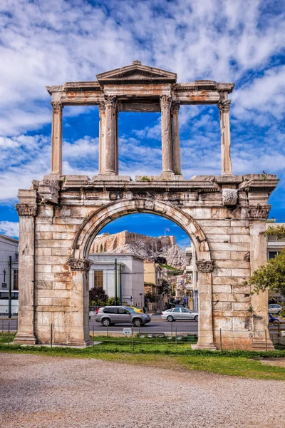 Arco de Hadrian de encontro ao temple de Parthenon no acropolis em Atenas, Greece — Fotografia de Stock