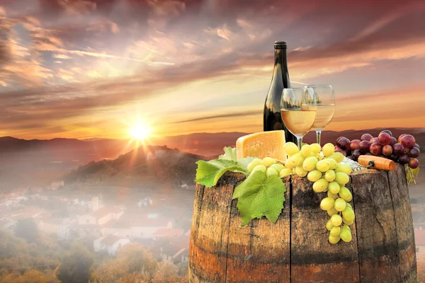 Біле вино із стволом на знамениті виноградники в К'янті, Тоскана, Італія — стокове фото