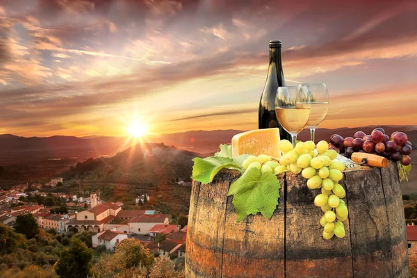 Beyaz şarap varil üzerinde in chianti, Toskana, İtalya ünlü üzüm bağı ile — Stok fotoğraf