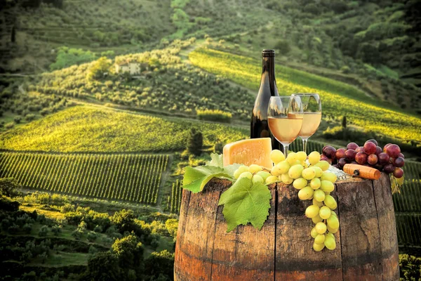 White wine with barrel on famous vineyard in Chianti, Tuscany, Italy — Stock Photo, Image