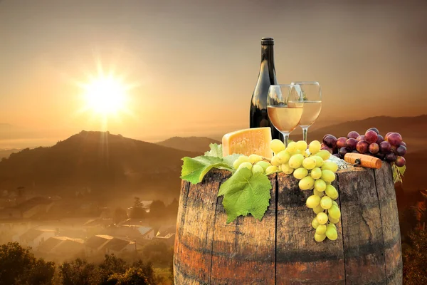 Vino blanco con barril en el famoso viñedo en Chianti, Toscana, Italia —  Fotos de Stock
