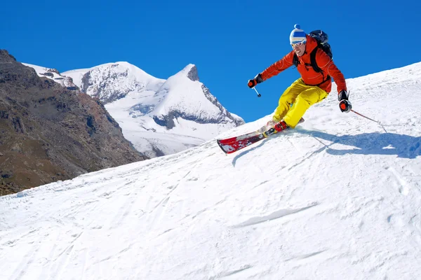 Σκιέρ σκι κατάβασης στα ψηλά βουνά, περιοχή Matterhorn, Ελβετία — Φωτογραφία Αρχείου
