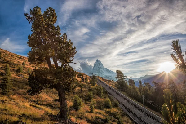 Szczyt Matterhorn z kolei przeciwko zachód słońca w Alpach Szwajcarskich, Szwajcaria — Zdjęcie stockowe