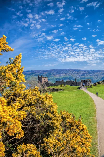 Ruinerna av Urquhart Castle bredvid Loch Ness i Skottland — Stockfoto