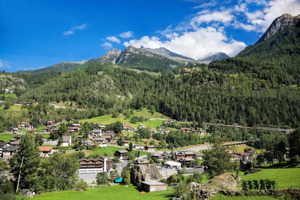 Pueblo en los Alpes suizos, zona de Zermatt — Foto de Stock