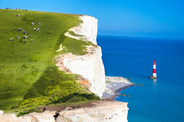 Маяк Beachy Head со скалами Шалк вблизи Истборна, Ист-Сассекс, Англия