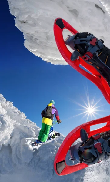 Yüksek Dağlarda Kar Ayakkabılarına Karşı Monoski Kayakçı — Stok fotoğraf