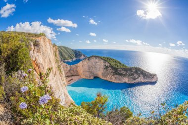 Yunanistan 'ın Zakynthos adasında gemi enkazı ve çiçekli Navagio plajı